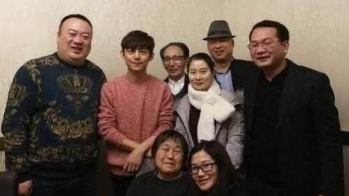 何炅父亲近照曝光，原来何老师背景和家教这么强大