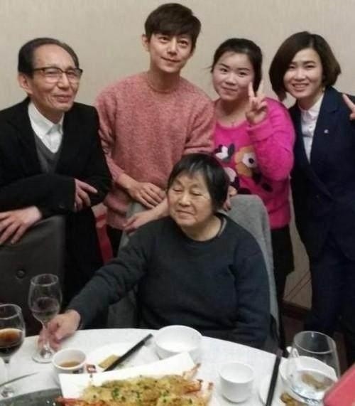 何炅父亲近照曝光，原来何老师背景和家教这么强大