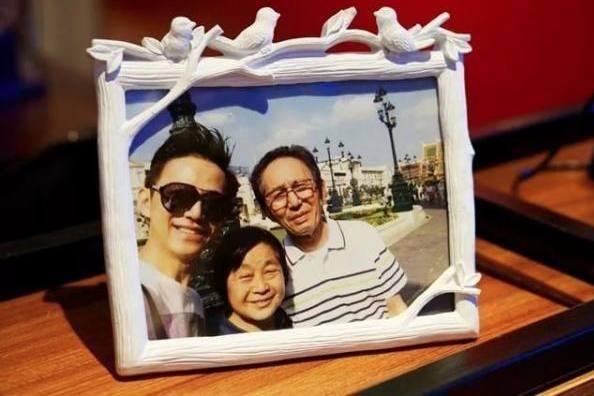 何炅父亲近照曝光，原来何老师背景和家教这么强大