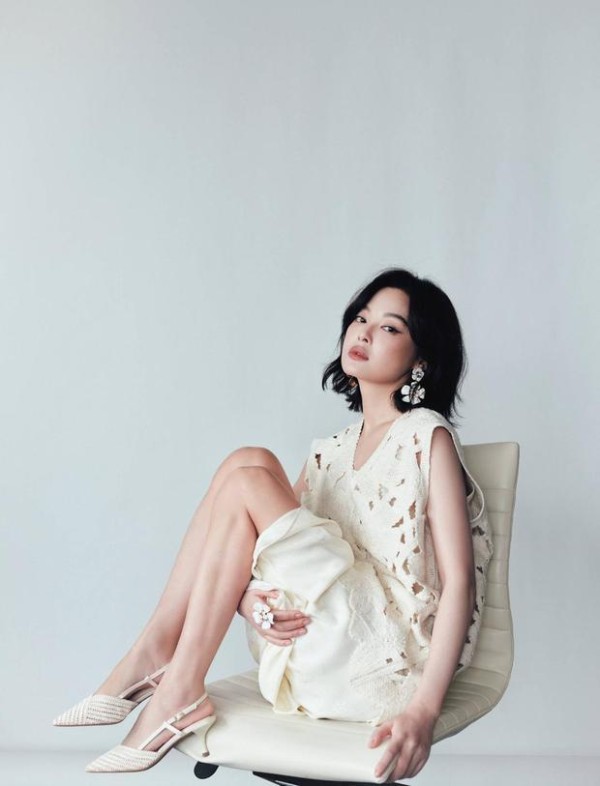 辛芷蕾最在椅子上,状态惬意。