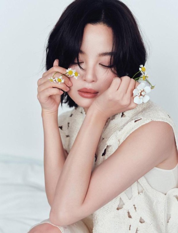 辛芷蕾与鲜花合影,春日气息拉满。