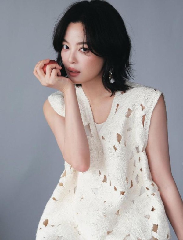 辛芷蕾穿白色镂空上衣,清新靓丽气质佳。