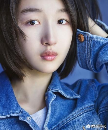 莽弟弟:中国有单眼皮美女吗?
答:是的。 萧亚轩、徐静蕾。 萧亚轩:1998年,萧亚轩在加拿大温哥华留学期间,参加了加拿大新纪元电视台举办的“新秀歌唱大赛温哥华选拔赛”,并得到了维京音乐负责人姚谦的认可。 唱片公司决定让萧亚轩与另一位选手米歇尔连同妹妹以及另外三人组成《现象...
虽然她是单眼皮,但依然被称为女神。 你知道她是哪位名人吗?
答:虽然是单眼皮仍被称为女神的就是国内女明星刘雯。 其实刘...