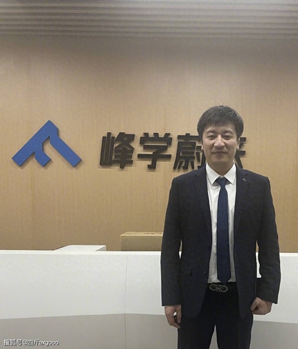 张雪峰女儿缅怀爸爸，流泪表情让人心疼，回应得体家教果然不一般