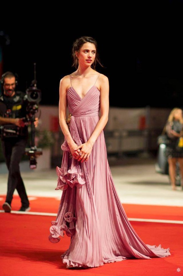 她是《美国往事》中的仙女，好莱坞最强星二代，出道就合作大影帝