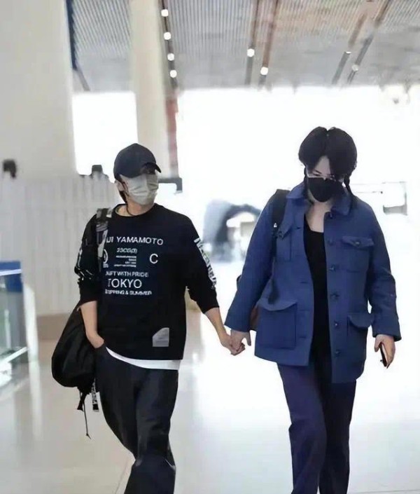 王菲向医生“告状”谢霆锋玩手机!世纪CP就诊照曝光,甜度超标