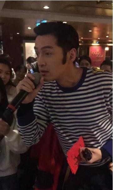 被称男版玛丽莲梦露？“猫王”鬓角超抢镜！见过这样的胡歌？