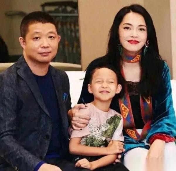 胡歌形象受质疑？情感风波让黄曦宁成“输家”，这场名利较量究竟谁得谁失？