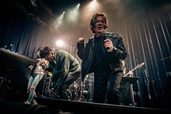 飛鳴與嘉賓楊培安(右)飆高音較勁