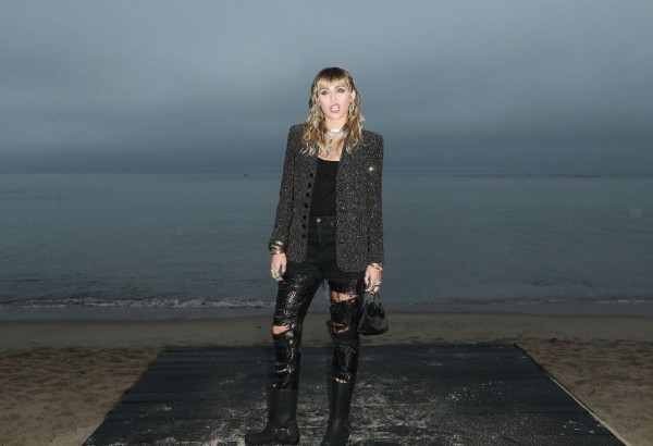 锤弟和麦粒亮相时装秀！169的妻子在191的丈夫面前，秒变小不点