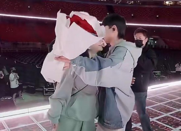 好多明星给张杰<a target=