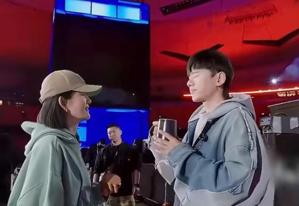 好多明星给张杰<a target=