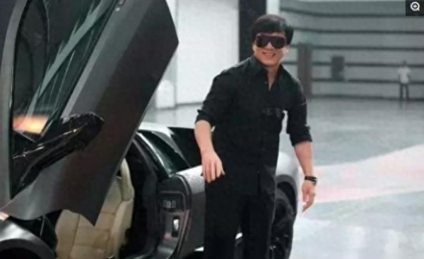 汶川捐款一千万的明星，如今成名豪车飞机换着开，却无人来黑他