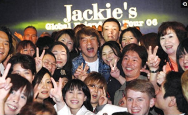 汶川捐款一千万的明星，如今成名豪车飞机换着开，却无人来黑他