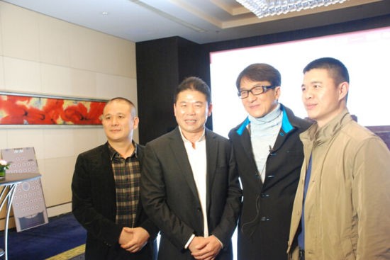 成龙60周岁生日慈善晚宴·成龙大哥与黄氏三兄弟亲切合影 