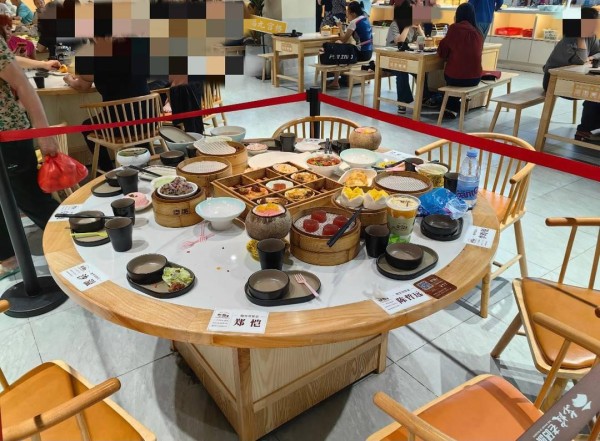 海口一餐厅保留《奔跑吧14》明星剩饭引争议 涉事饭店回应餐桌已清理