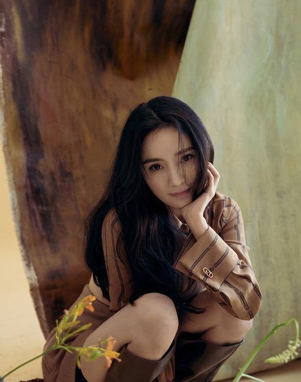 “杨幂最新花絮，如油画女郎般的摩登魅力！“