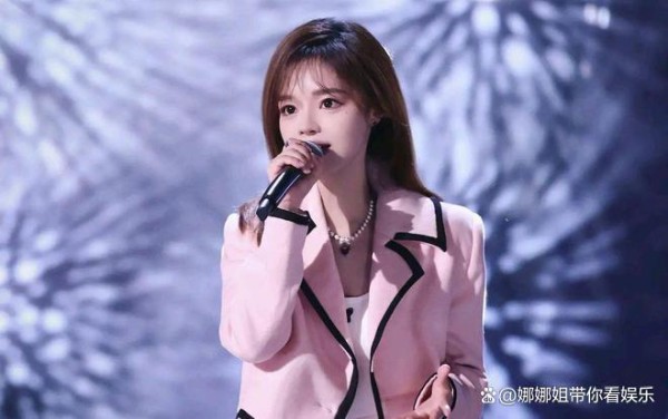 黄霄雲冲击音乐巅峰，挑战凡希亚榜单新高度！