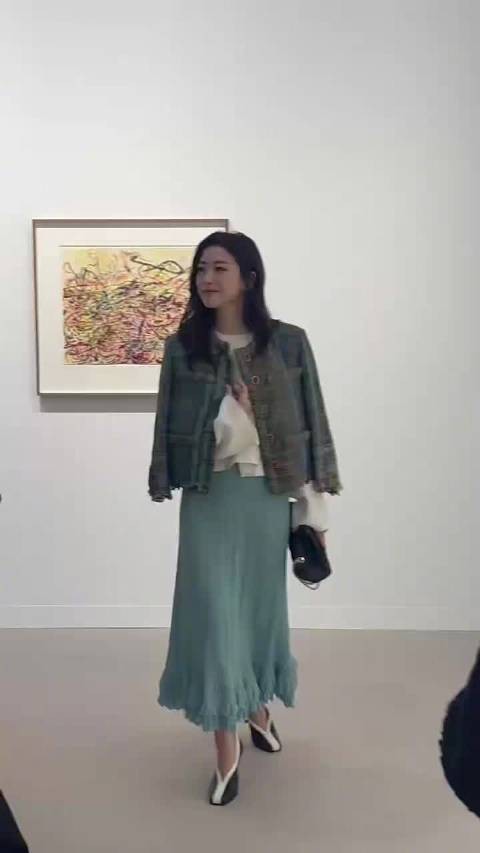 朱珠抵港观展穿绿色小香风知性亮相