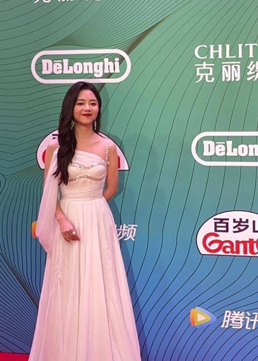 谭松韵生图被疯传，看到无美颜无滤镜下的她，这才是30岁真实状态