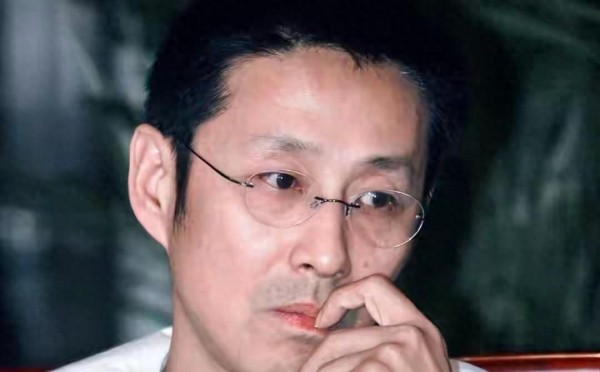 当红流量明星用AI写台词的时代，这位德艺双馨的老演员却亲手写下万字传记，背后原因令人深思