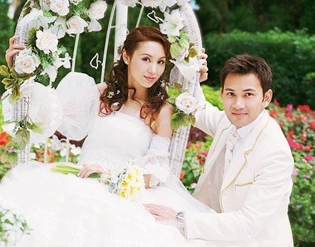 林文龙和郭可盈。林文龙为TVB旗下艺员，其妻为香港女演员郭可盈，家境极为富裕，郭父是香港有名的塑胶业商人。