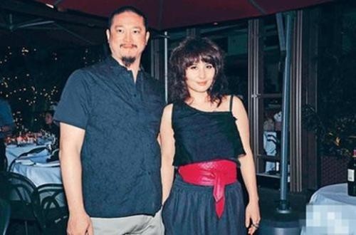 陈子聪与赌王之女何超仪。曾与吴彦祖、尹子维、连凯组成Alive团体，并以此拍摄电影《四大天王》，玩转娱乐圈。 身为赌王女儿的何超仪在香港娱乐圈的打拼也并不顺利。何超仪在2003年与陈子聪成婚，据称当时何鸿燊大手笔给了女儿2000万元的嫁妆。结婚之后的陈子聪干脆把自己吃成了一个大胖子。不过据说何超仪对他很严厉，尽管并不在意老公的外形，但绝对要求忠心。