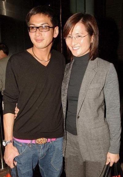 无线艺员吴家乐与富家女周蕙蕙注册结婚，这次吴家乐娶得美人归，究竟是不是“讲心不讲金”呢？周蕙蕙身为其士集团的太子女，出阁并没有豪门夜宴，只是简单地于酒店举行仪式，结帐只约10万。他们的结婚戒指虽然款式精美，却不是传统的大颗钻石，吴家乐娶老婆花费不超过20万，实在省钱。现在两人已经有一女儿及双胞胎儿子，生活幸福美满。