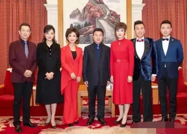 编辑漂流瓶:哎呀,娱乐圈又爆猛料了!一向风光无限的央视一姐周涛,这次竟然没站在舞台中央的C位,这可真是让人惊讶不已!一般站在那个耀眼位置的不是顶级明星就是神秘大腕,这位神秘人物到底是谁呢?咱们一起揭开神秘的面纱!
近日,一组活动现场的照片在网络上疯传,照片中的主角竟然不是我们熟悉的周涛。要知道,这位央视美女主持人可是每次亮相都备受关注,这次竟然“失宠”,真是让人好奇不已。究竟是谁抢了周涛的风头,...