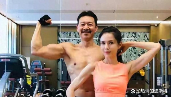 55岁李若彤65岁张丰毅同框健身,加起来120岁,狠狠打脸所有年龄焦虑