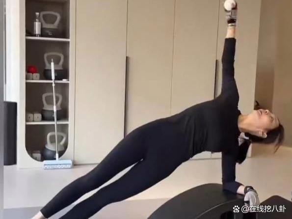 她们被曝在同健身房锻炼,一个练到腿抖一个深夜举铁,揭秘明星自律修罗场