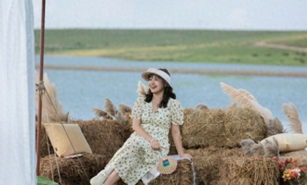 体娱扒点一克：热搜第一！麦琳道歉长文看哭网友：自证比窦娥还冤啊要说这娱乐圈啊，道歉声明比电视剧还跌宕起伏！麦琳这回憋了老久的心里话终于摊牌了，长文写得那叫一个掏心掏肺，看得人直拍大腿——这年头当明星咋比种庄稼还难呢？

她上来就倒苦水：“那些说我拿啃完的骨头熬汤、在节目组撒泼打架的谣言，真真是裤裆里抹黄泥啊！”原来节目组有静默期规定，害她几个月没法吭声，每天躺床上哭得枕头能拧出水。最扎心的是连品牌...