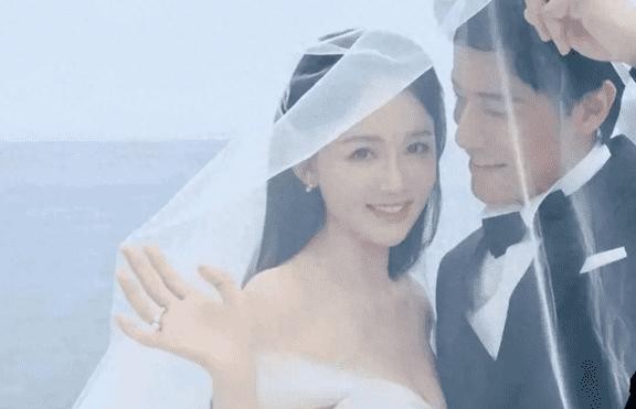 缺席婚礼大方送礼！陈乔恩晒好友谢娜转账大红包！红包数额引热议