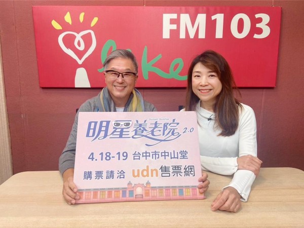 蘭萱（右）專訪王偉忠談舞台劇《明星養老院》。（金星文創提供）