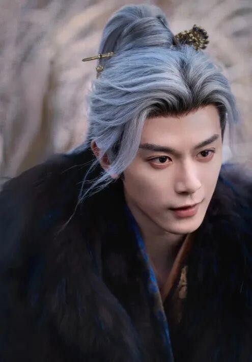 从查无此人到全网刷屏，跑了 8 年龙套的邓凯靠古偶流水线逆袭了