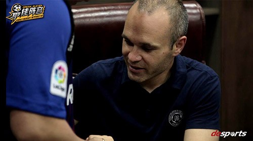 最佳阵容伊涅斯塔为球迷玩家签名