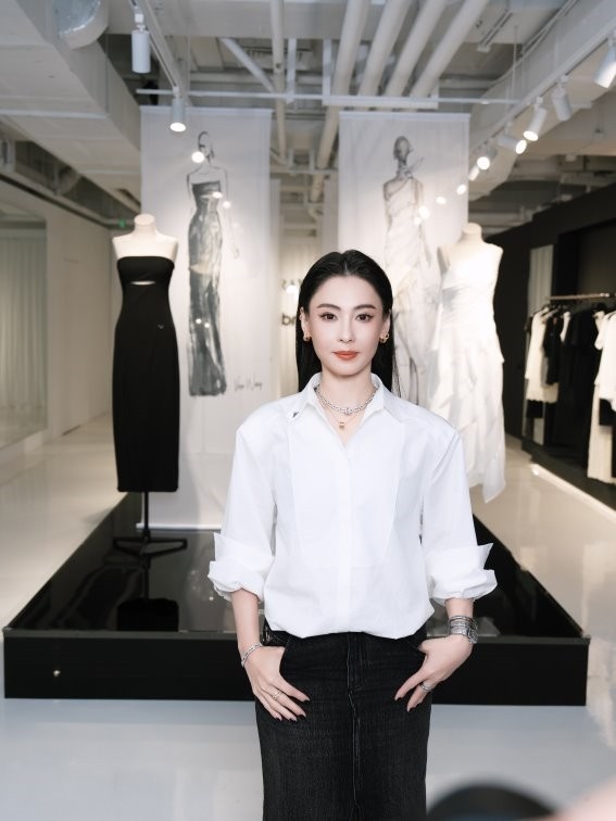 张柏芝亮相Fabrique x Vera Wang联名首秀 共启“Very Vera · Very Me”风格时刻