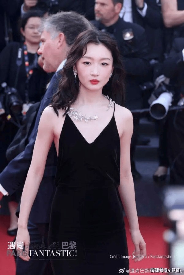 周冬雨上海晚宴造型彻底翻车！干瘪身材撑不起高定礼服，珠宝堆砌像移动货架