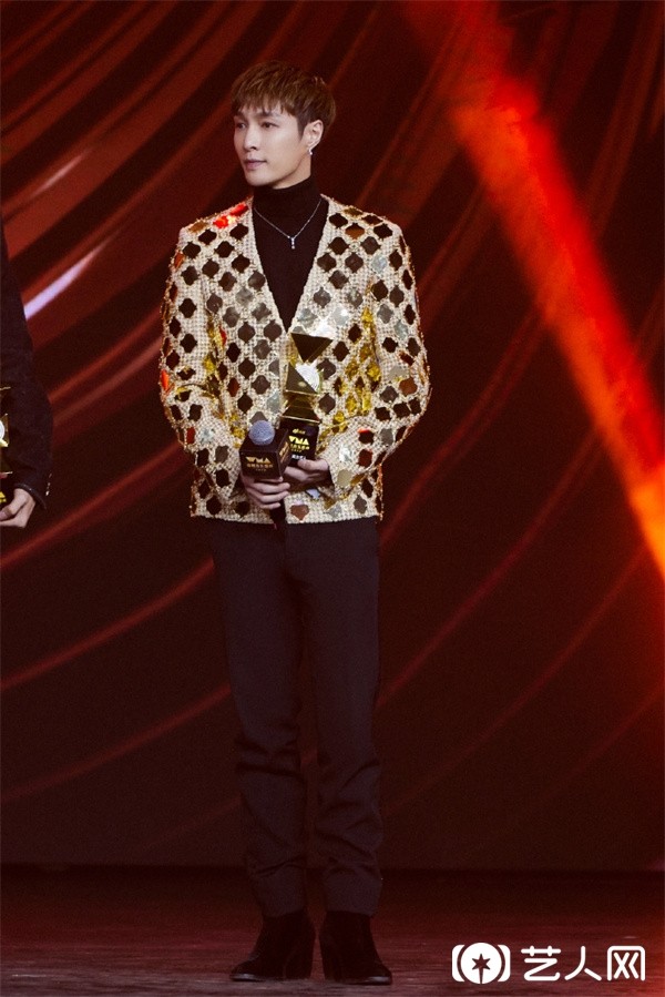 张艺兴D.N.A音乐联盟舞台首秀 获年度实力艺人奖