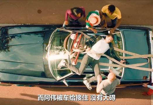 警察伪装病人抓嫌犯，误被隆胸手术