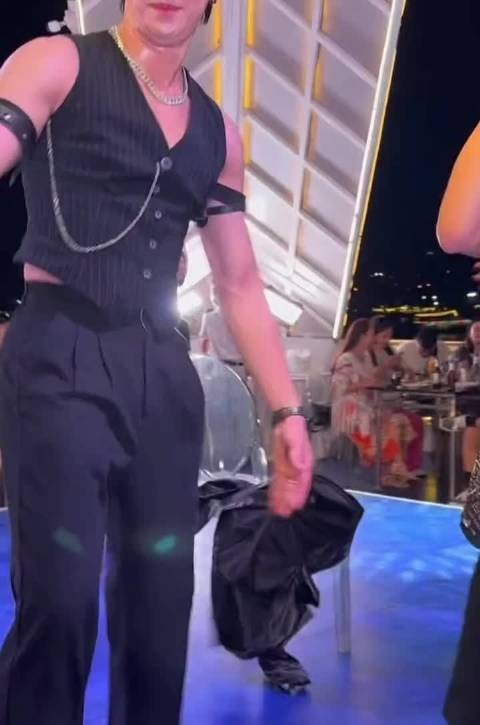 男人泡女人看脸，女人泡男人看什么？