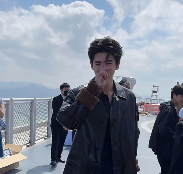 [张凌赫][新闻]241018 张凌赫VOGUE盛典造型惊艳亮相,优雅高贵展现时尚魅力——本命星新闻