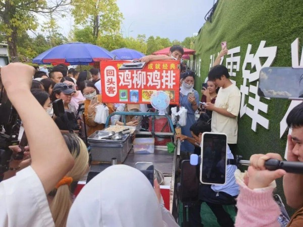 鸡排哥翻车启示录：从“6元真诚”到“保镖巡炸”，草根网红的流量剧本有多脆弱？