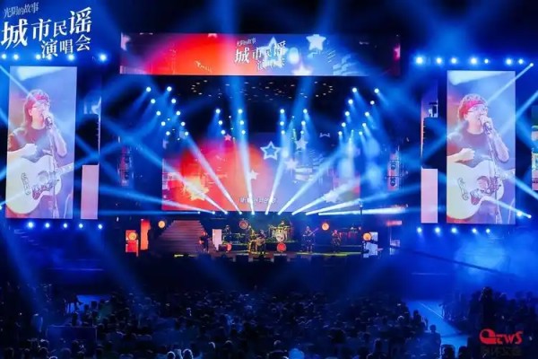 诗历白：进入2025下半年，明显感觉中国社会在消费方面发生了明显变化。不知道大家发现了没有，进入了2025年的下半年，很多过去想不到的东西火了。

比如泡泡玛特突然成了焦点，大家为了抽到稀有玩偶愿意多花钱。

还有演唱会经济到处在走红，不仅大明星的场子爆满，小众歌手和网红的演唱会也有不少人愿意花时间金钱去看。

看起来，很多新潮流开始出圈，消费者的想法跟以往不太一样了。

背后其实和大家消费习惯的...