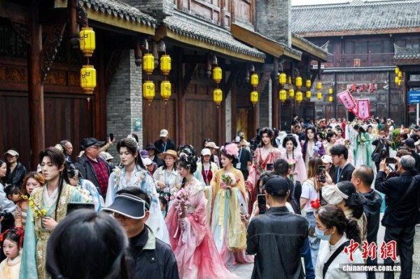 武汉汉口里花朝节启幕 传统服饰巡游共赴春日之约