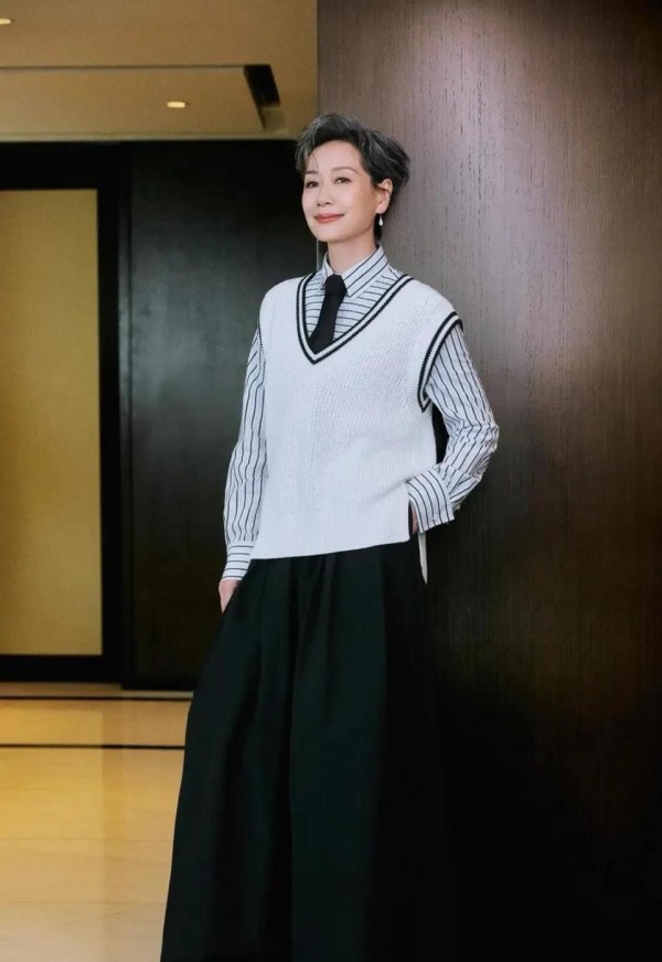 叶童出席成都品牌开幕剪彩活动，一身学院风穿搭，也太减龄了