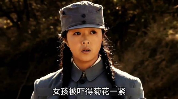 女兵在野外撒尿，不料意外却发生了