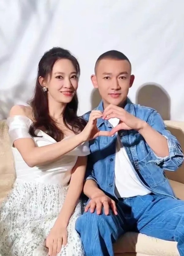 活动方案个：在娱乐圈中，不乏才华横溢又恩爱有加的明星夫妻，其中一对特别引人注目的组合，就是英俊帅气的男演员李明和拥有天然气质的女演员王莉。两人不仅在外貌上相得益彰，更在演艺事业上相互支持，成为了圈内外公认的模范夫妻。


李明，凭借其俊朗的外表和精湛的演技，赢得了广大观众的喜爱。他主演的多部电视剧和电影均取得了不错的口碑和收视率，是当今炙手可热的一线男星。王莉则以其清新脱俗的气质和自然不做作的演技...