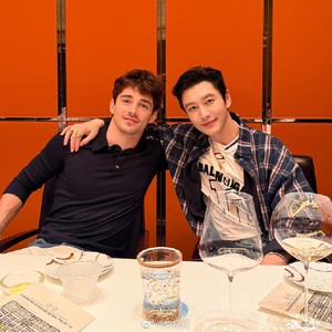 演员黄晓明是在什么背景下与F1车手勒克莱尔见面并合照的?