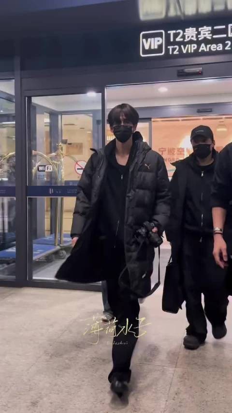 大半夜到达都那么多人接机～还点头回应了！